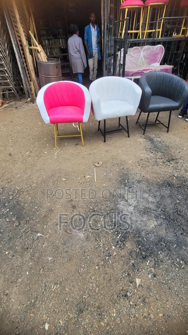 Salon Styling Seat. Comfortable Durable Black,White,Pink - thumbnail 4