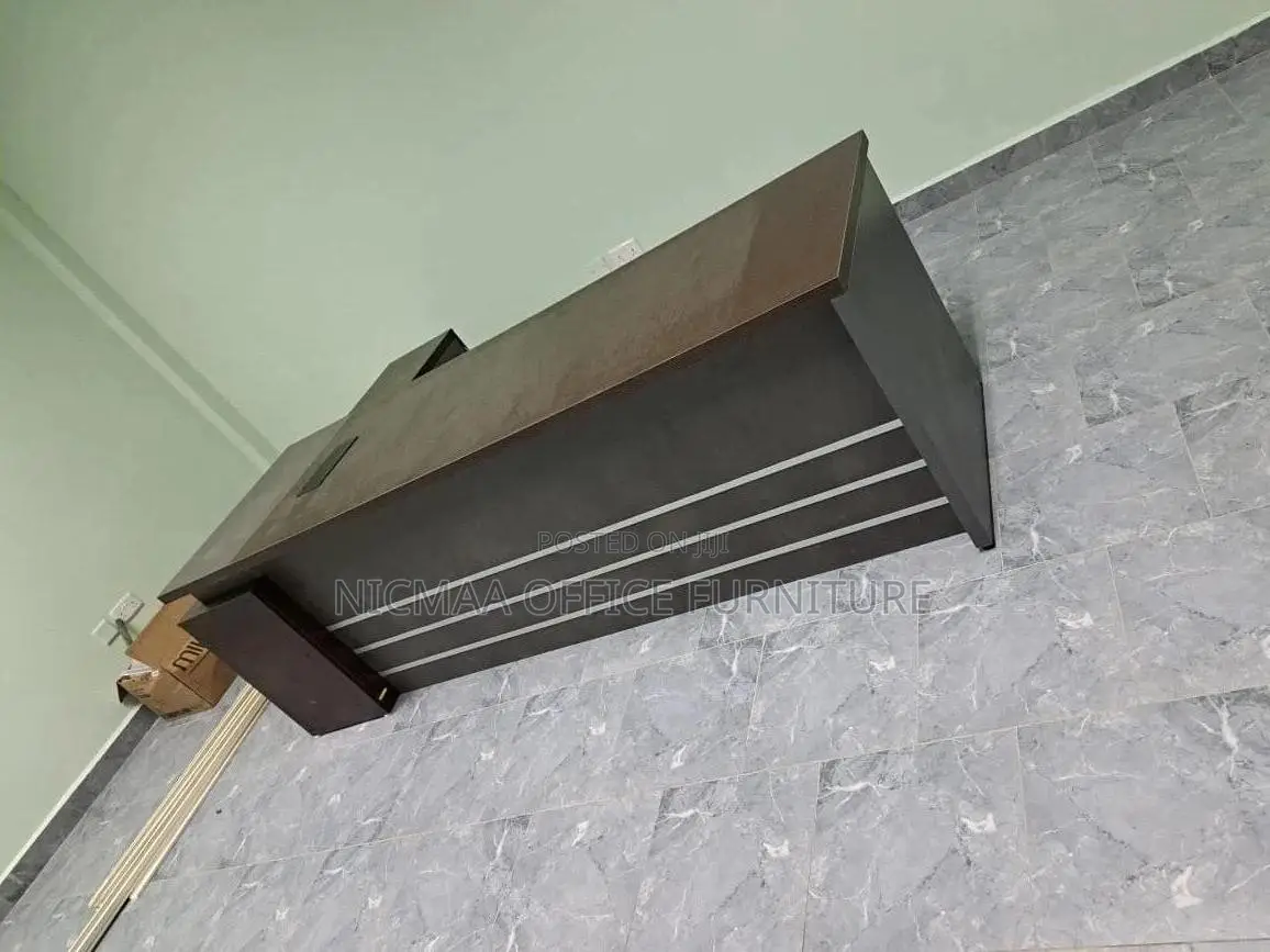 Ideal for Modern Workspaces Advanced Desk