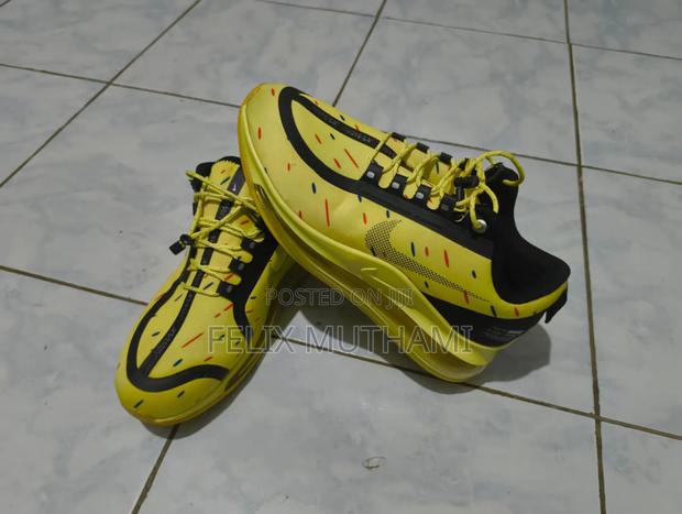 Yellow Nike Air Max 720 - main view