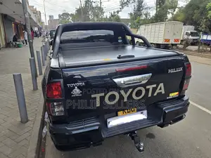 Aluminum Lockable Roller Shutter Cover
* Tow Bar