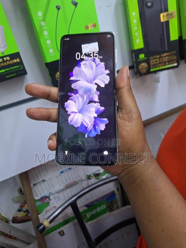 New Tecno Phantom V Flip 5G 256 GB White - main view