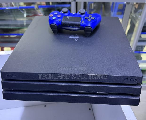Previously Used Chipped Ps 4 Pro (19 Games) - thumbnail 2
