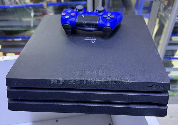 Previously Used Chipped Ps 4 Pro (19 Games) - main view