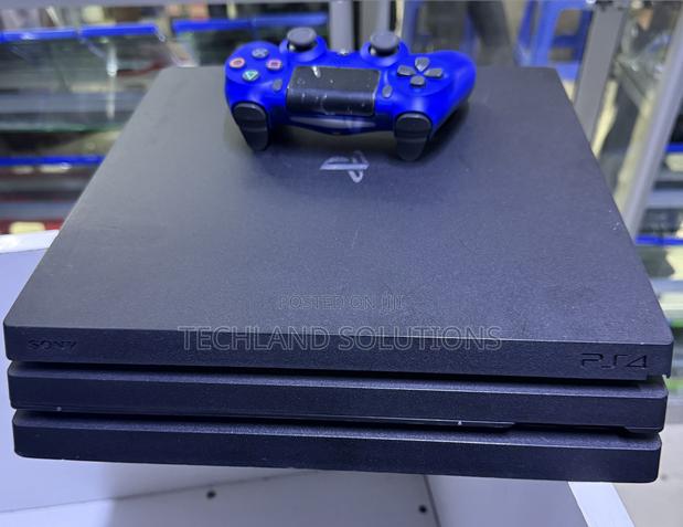 Previously Used Chipped Ps 4 Pro (19 Games) - thumbnail 3