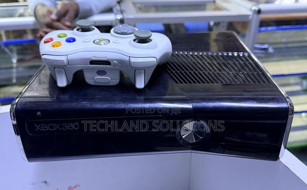 Preloved Chipped Xbox 360 Machine - thumbnail 2