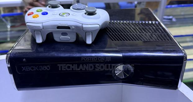 Preloved Chipped Xbox 360 Machine - main view