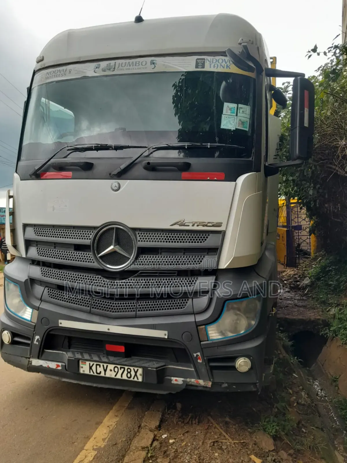Trailer Trucks for Swift Load Delivery Available