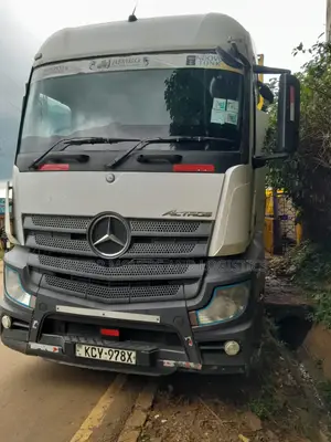 Trailer Trucks for Swift Load Delivery Available