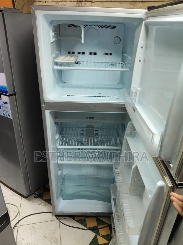 Well Maintained Samsung Fridge in Good Working Condition - thumbnail 4