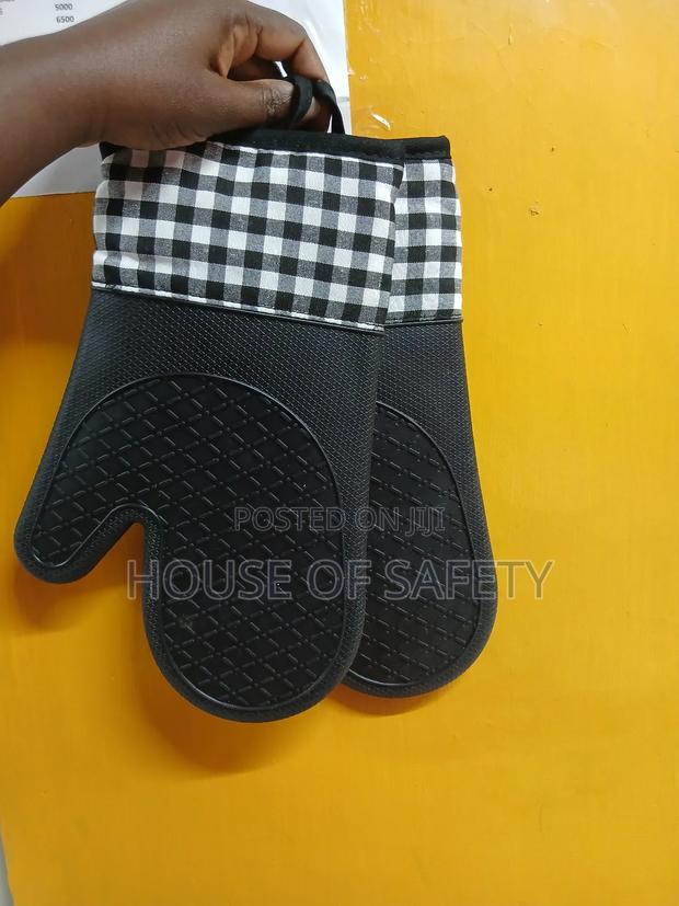 Heavy Duty Oven Gloves - thumbnail 2