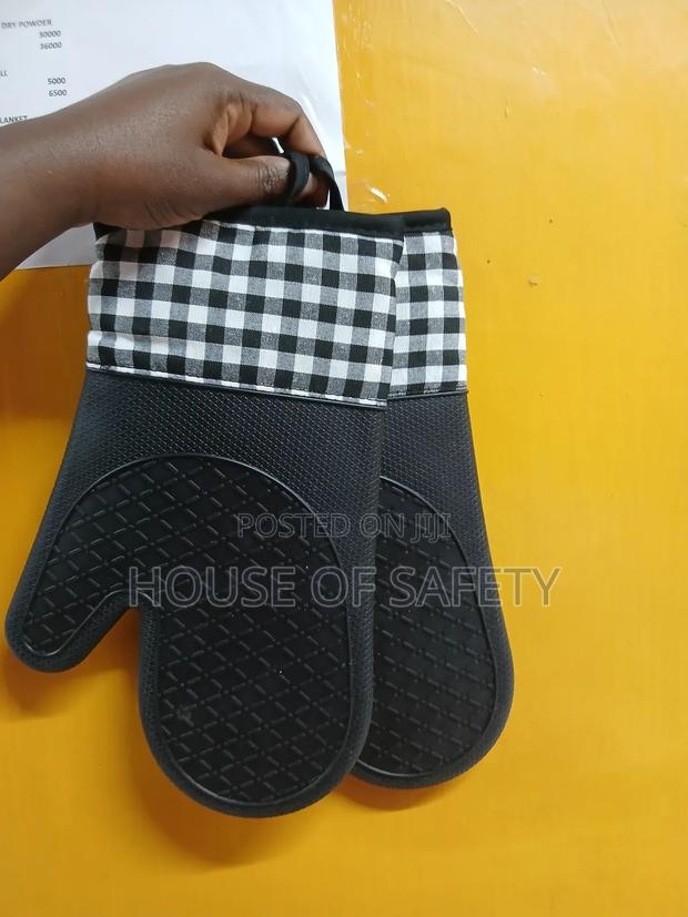 Heavy Duty Oven Gloves - thumbnail 3