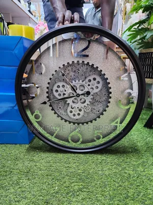 Luxurious Vintage Wall Clock With Rotating Gear