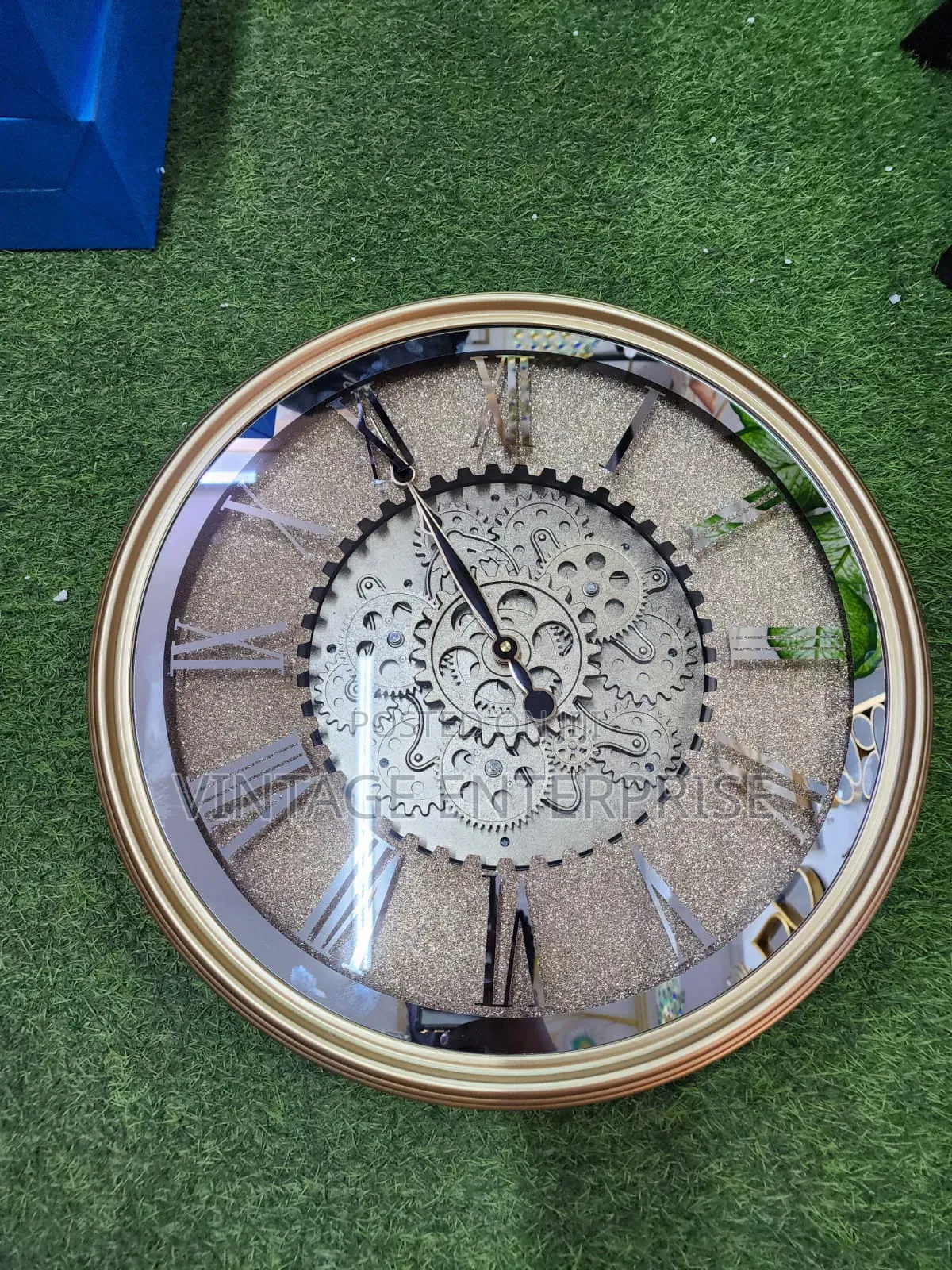 Luxurious Vintage Wall Clock With Rotating Gear