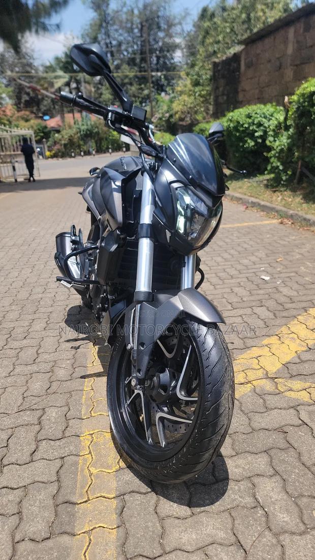 New Bajaj Dominar 400 2023 Black - thumbnail 3