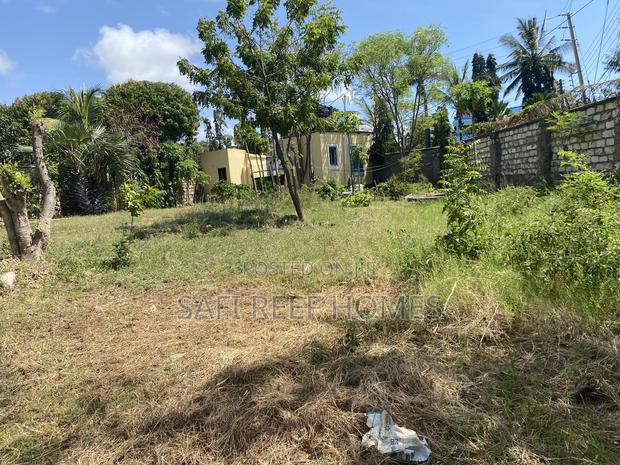 1/2 Acre Prime Plot for Sale Links Road Good for High Rise - main view