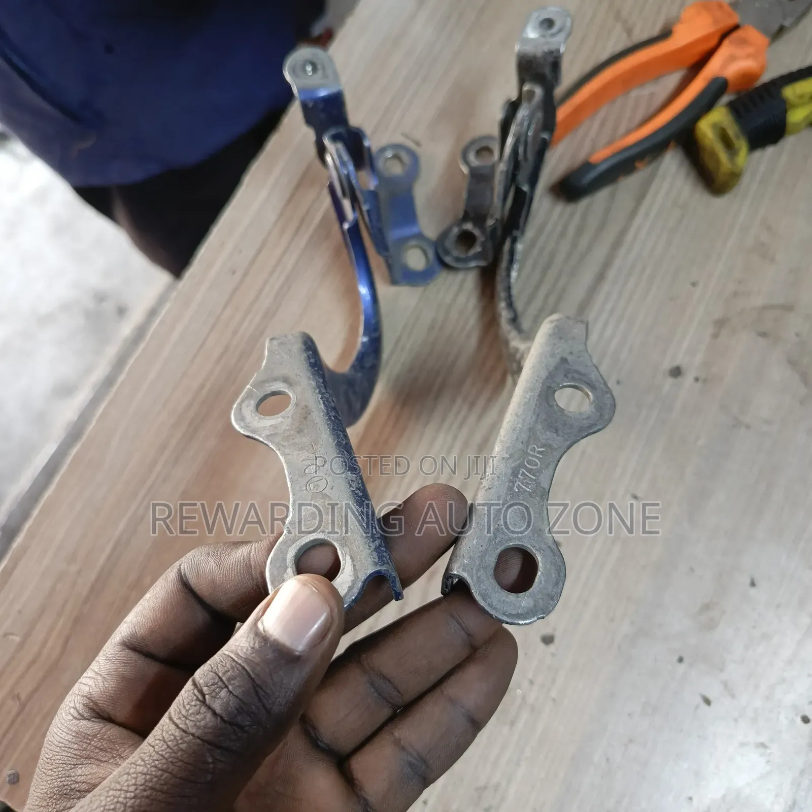 Ractis 2013 Bonnet Hidges.