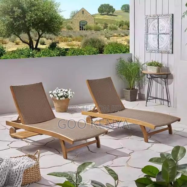 Outdoor Lounge Chair; Lightweight Poolside Sun Lounger
