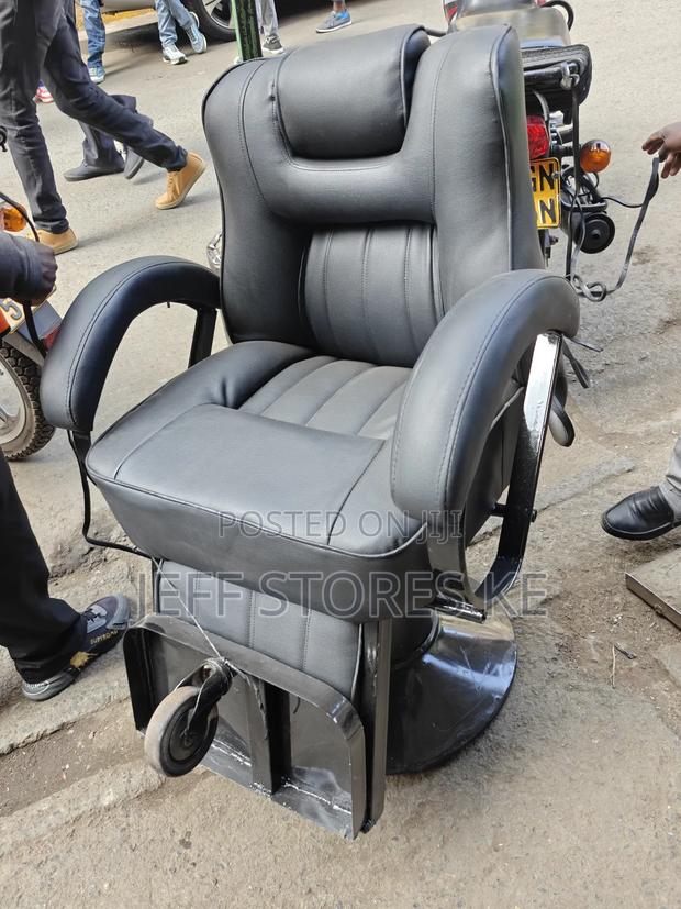 D-Shaped Black Plain Barber Chair