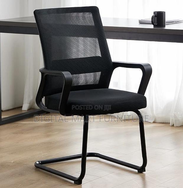 Office Chair: Black Medular Simple Office Chair