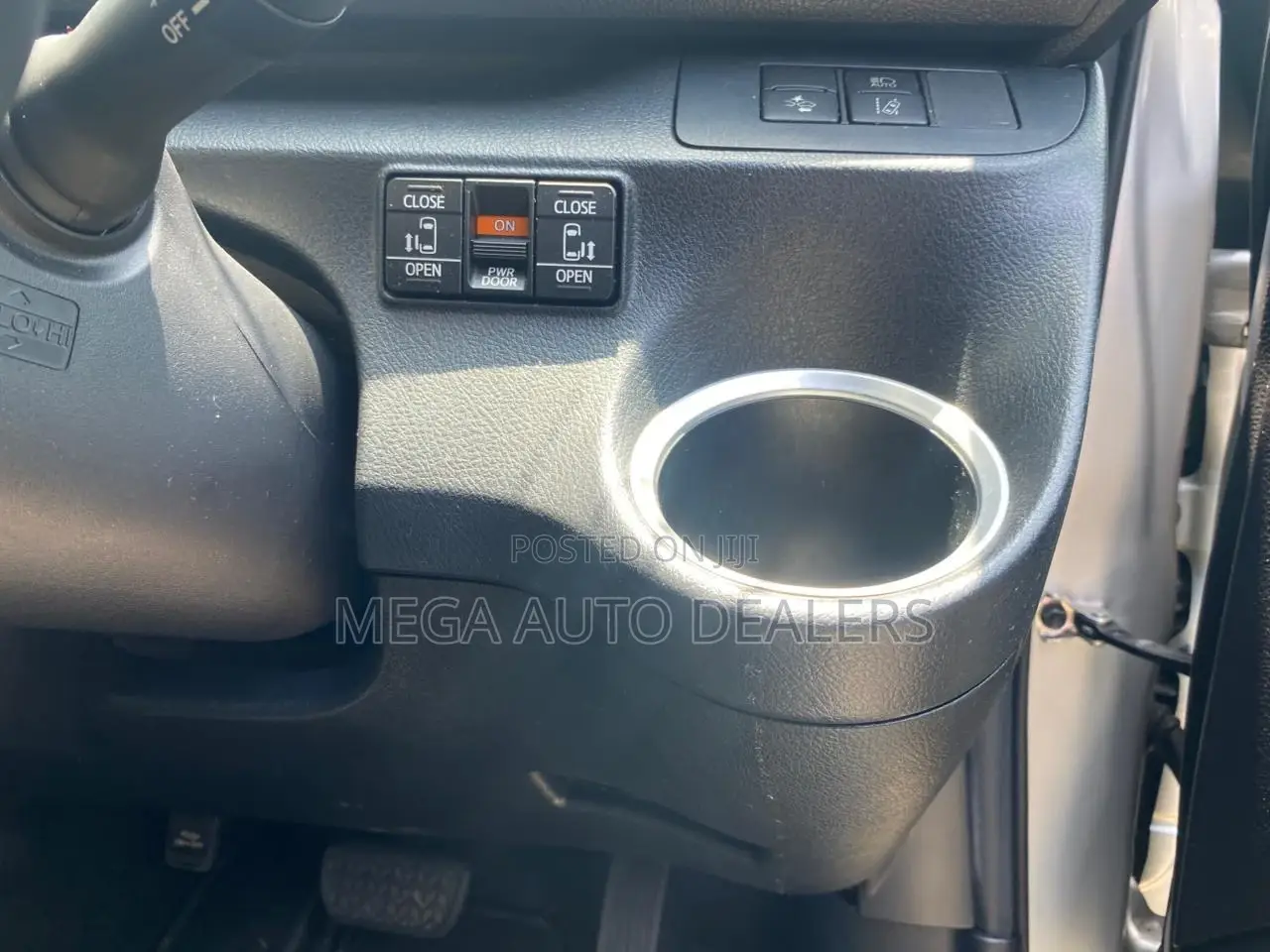 Toyota Sienta 2018 Silver