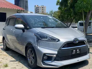 Toyota Sienta 2018 Silver