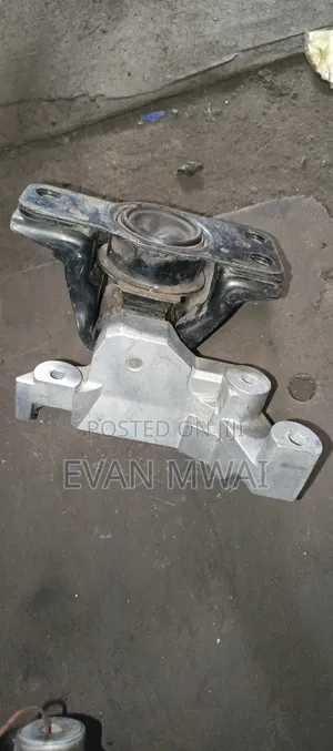 Nissan Tilda Engine Mounting