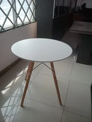 Minimalist Sturdy Design Round Table