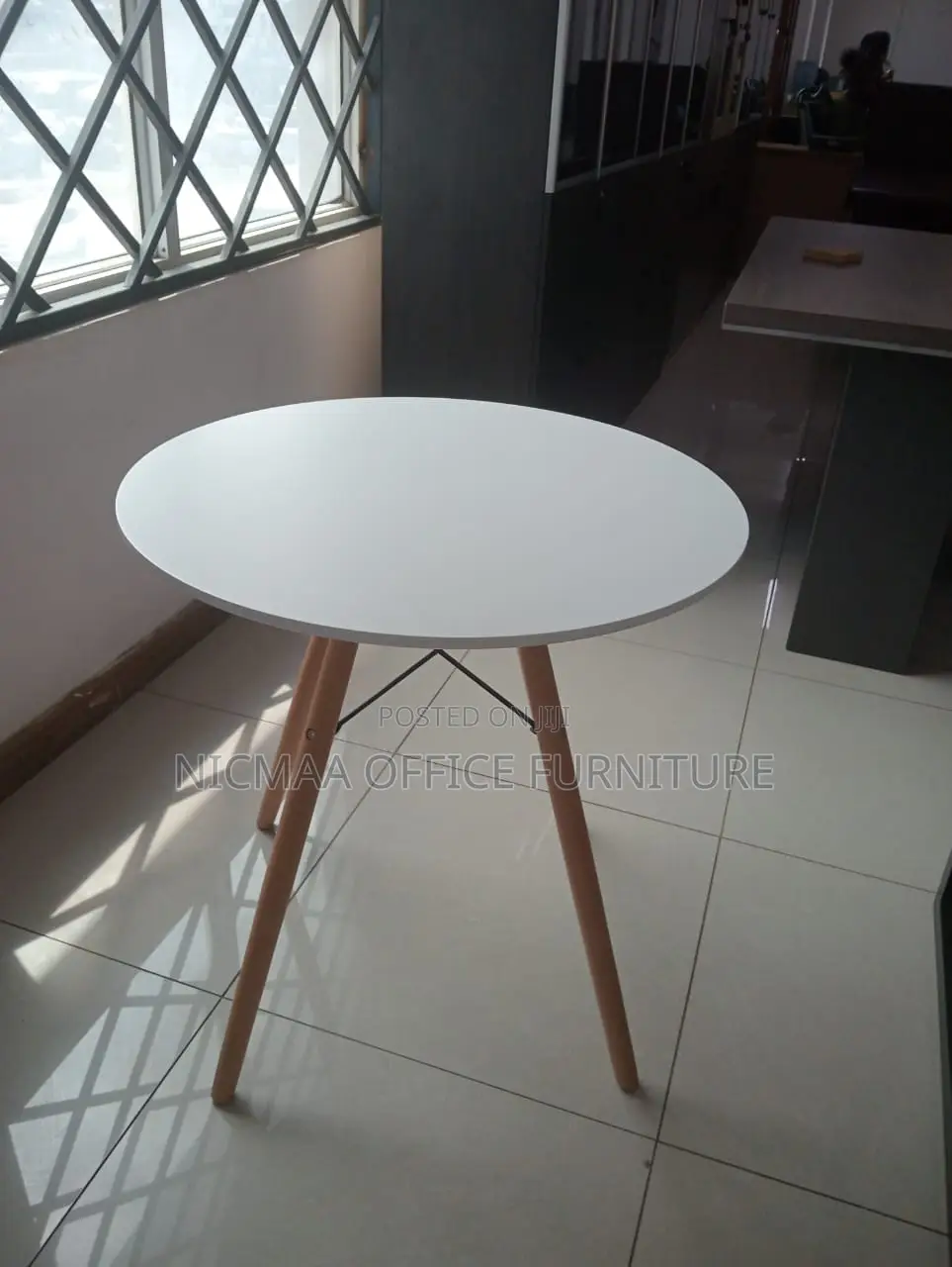 Minimalist Sturdy Design Round Table