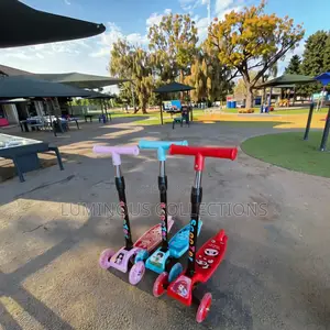 3wheel. Strong Kid Scooter. Metallic Back Frame, Plastic Top