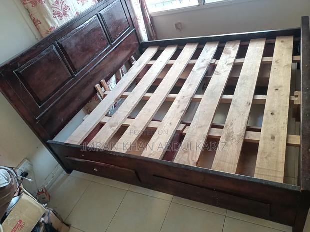 God Frame of Bed Have 4draws and the Handel Are Broken of the Draws