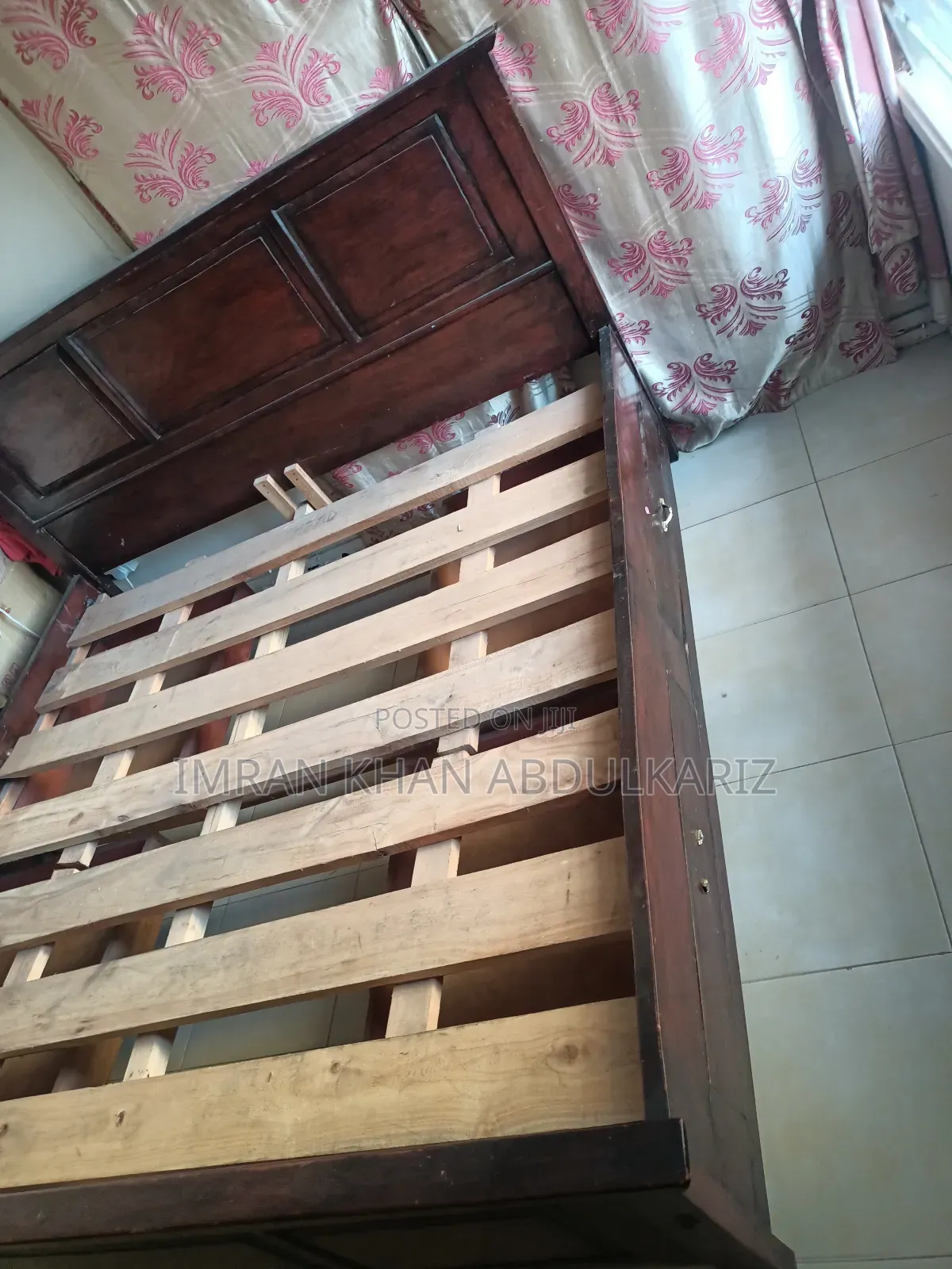 God Frame of Bed Have 4draws and the Handel Are Broken of the Draws