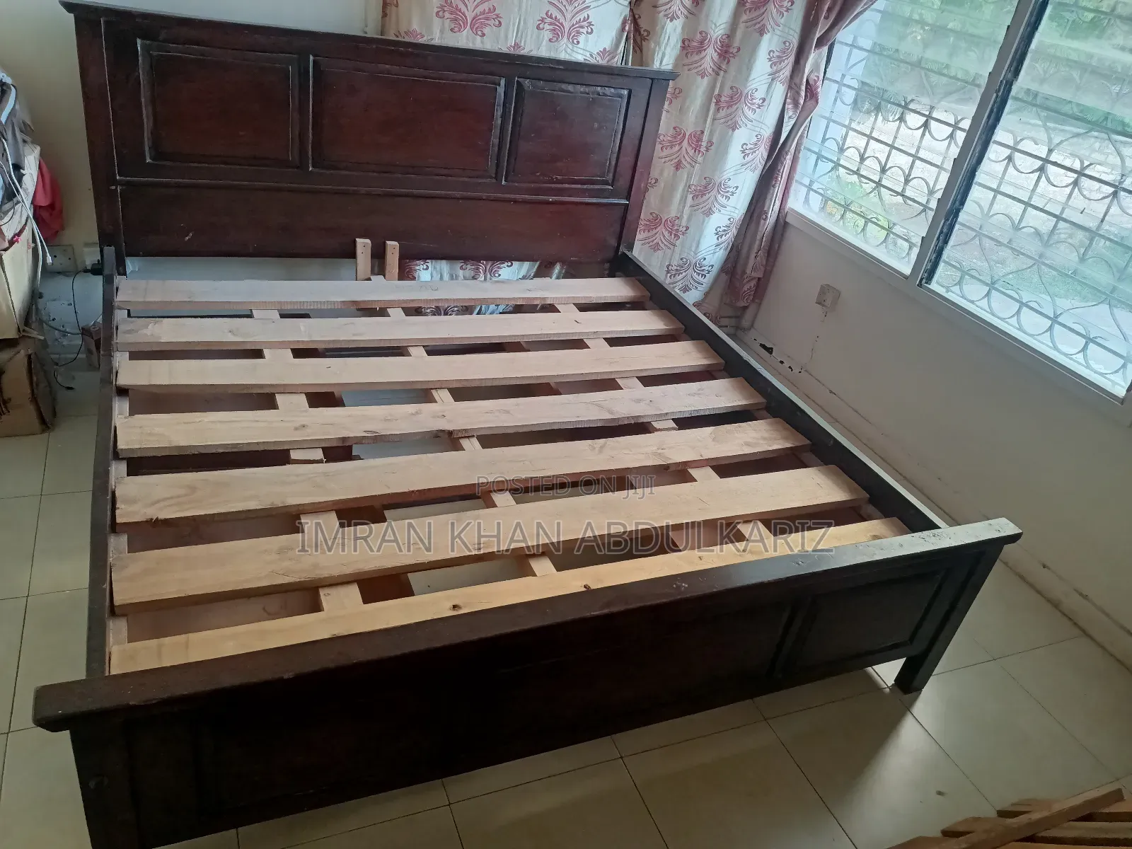 God Frame of Bed Have 4draws and the Handel Are Broken of the Draws