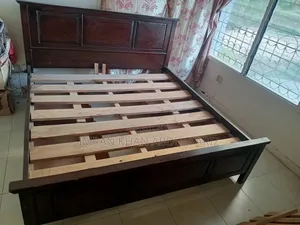 God Frame of Bed Have 4draws and the Handel Are Broken of the Draws