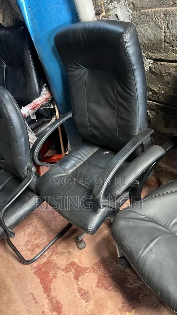 Premium Swivel Executive Office Chair – Strong Base - main view