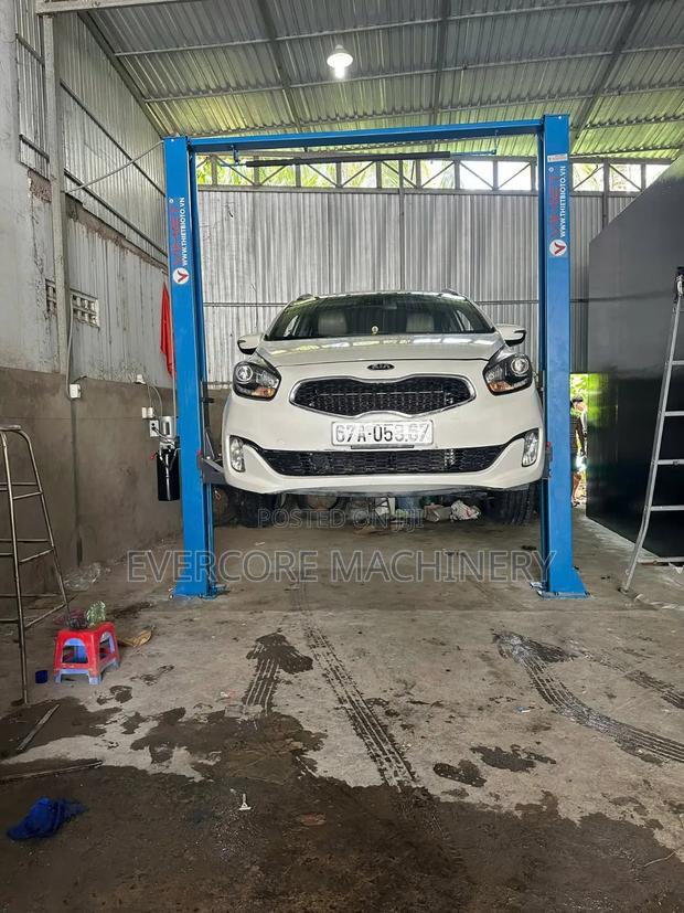 Commercial Two Post Carlift Machine 4000kg Lifting Capacity.