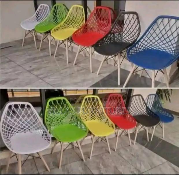 Hard Plastic Eames Mesh Chair
