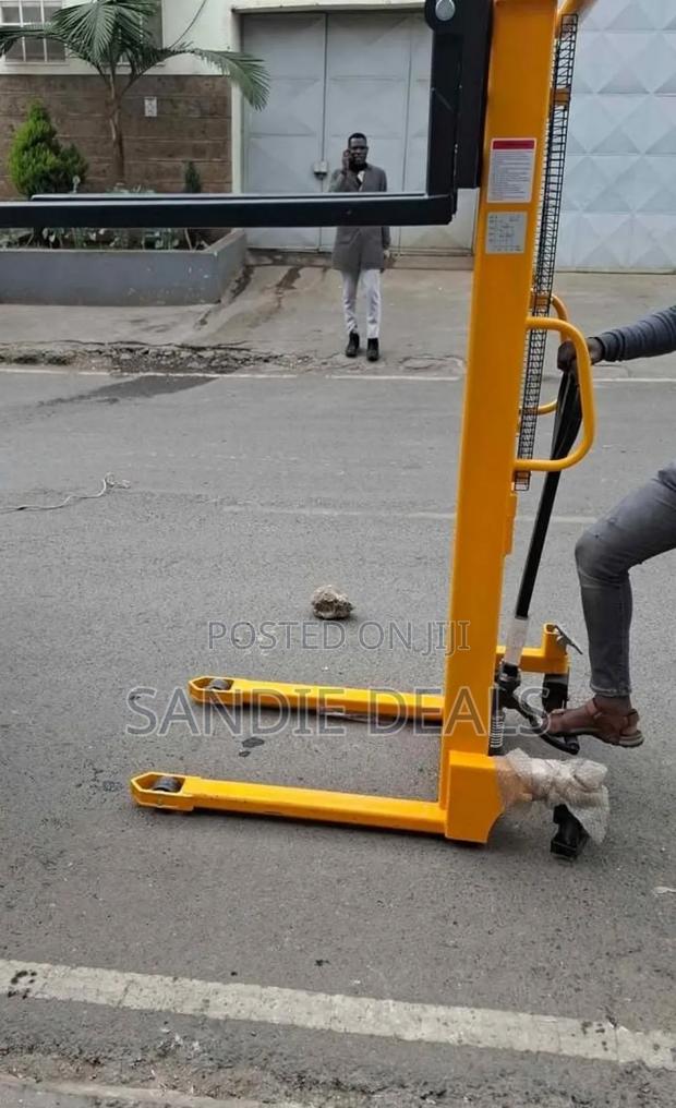 Manual Lifting Stacker - thumbnail 3