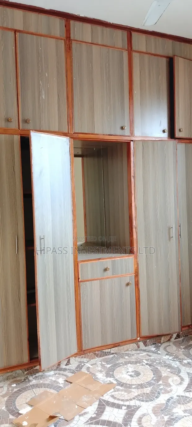 3bdrm Block of Flats in Blue Rm, Haile Selassie Rd for rent