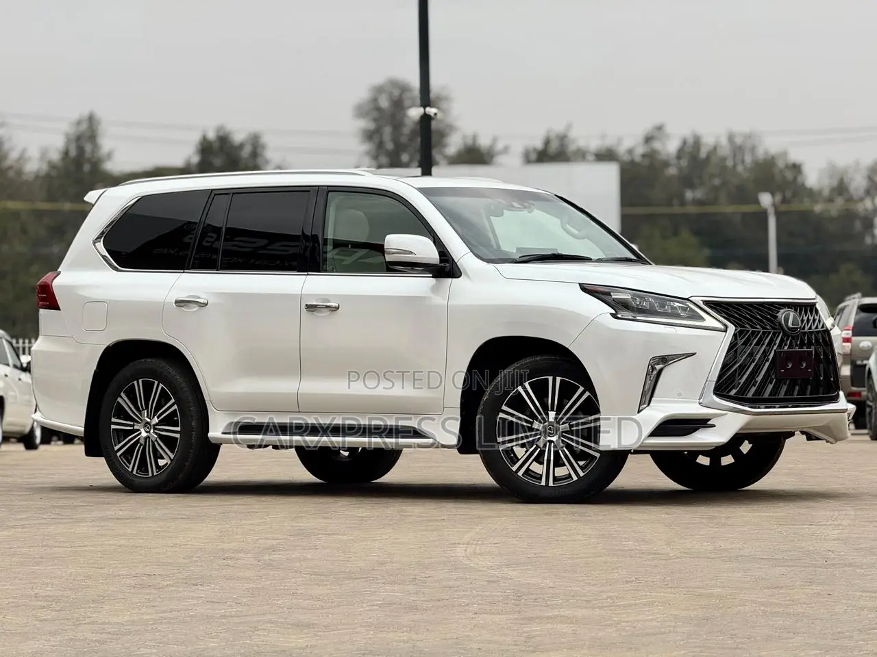 Lexus LX 570 AWD 2018 White