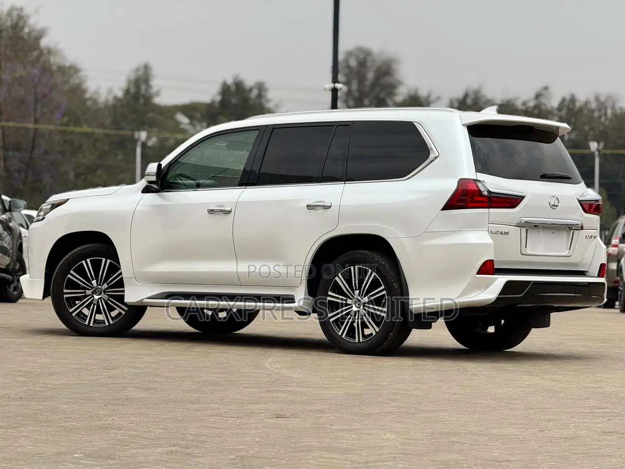 Lexus LX 570 AWD 2018 White