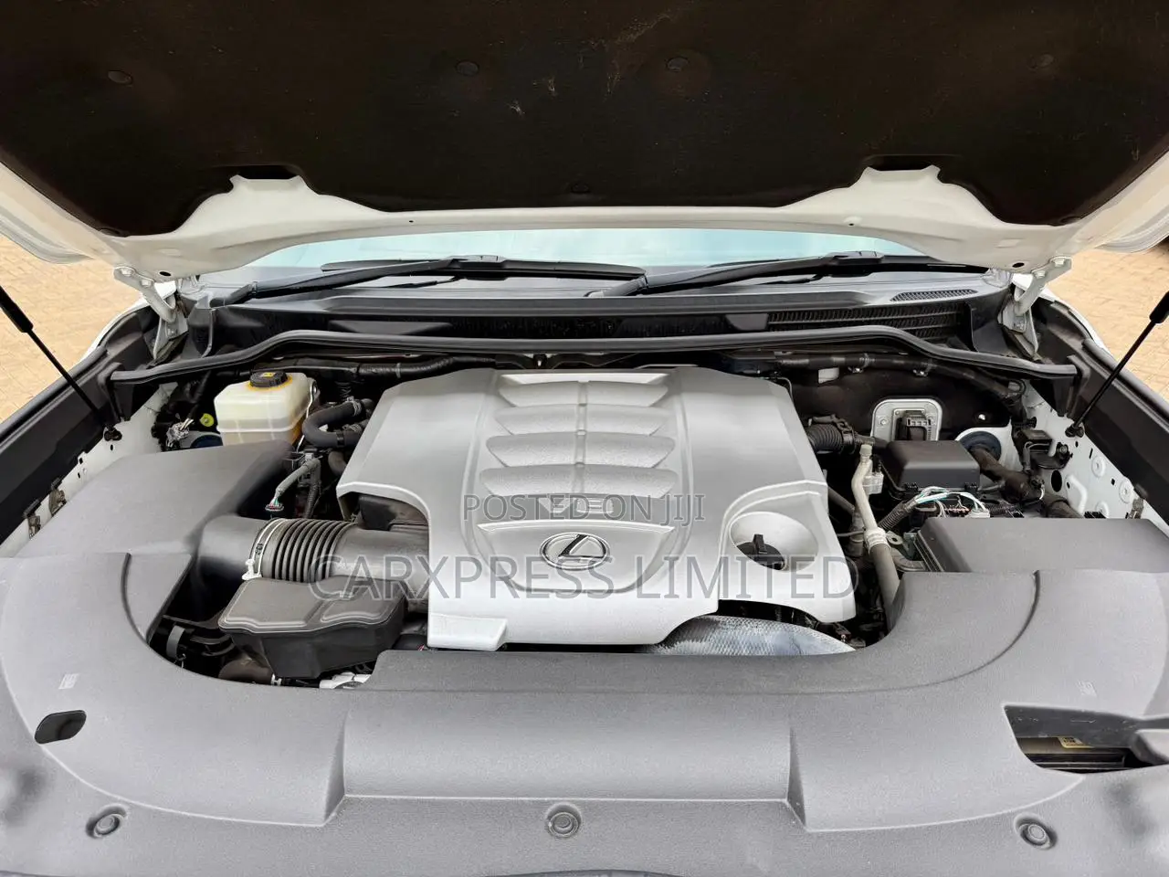 Lexus LX 570 AWD 2018 White