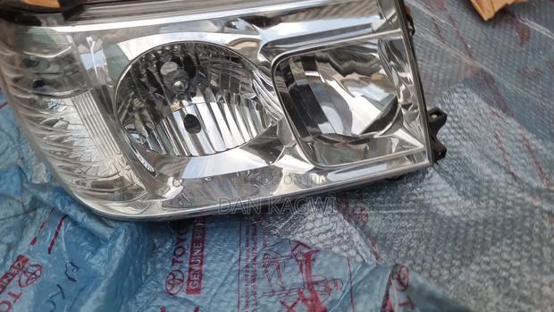 Toyota Landcruiser V8 Headlights - thumbnail 2