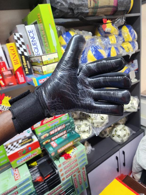 Adults Goal Keeper Gloves - thumbnail 3