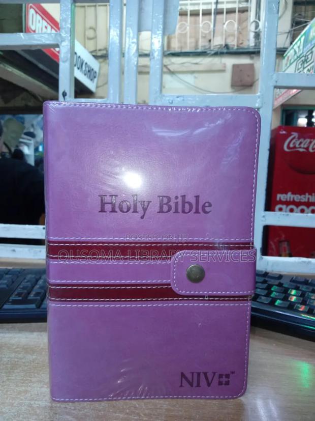 Holy Bible Niv With a Flap - Standard Press Button
