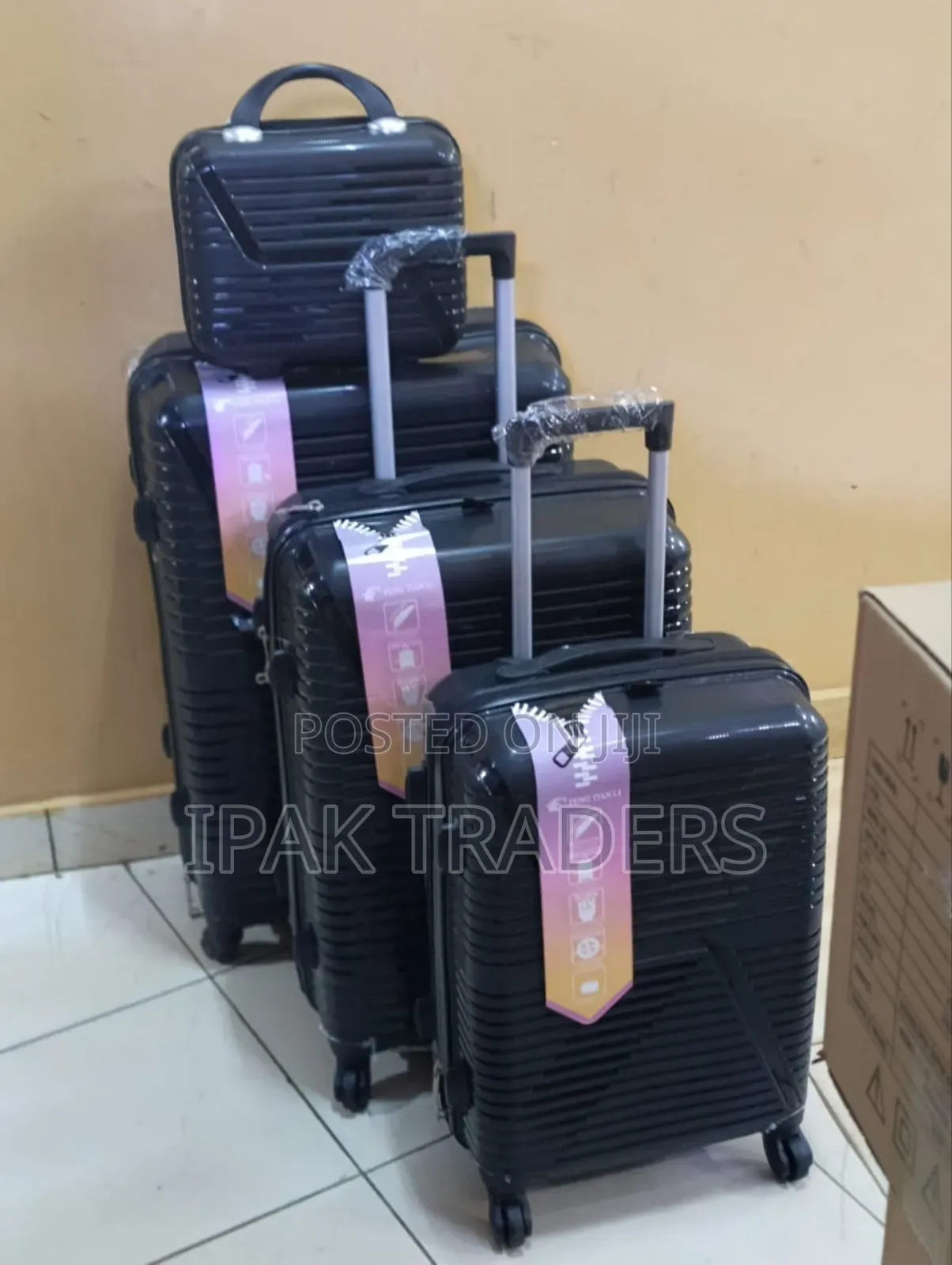 *4 in 1 Luxurious Unbreakable Suitcase*
Zipper Closure Frame
