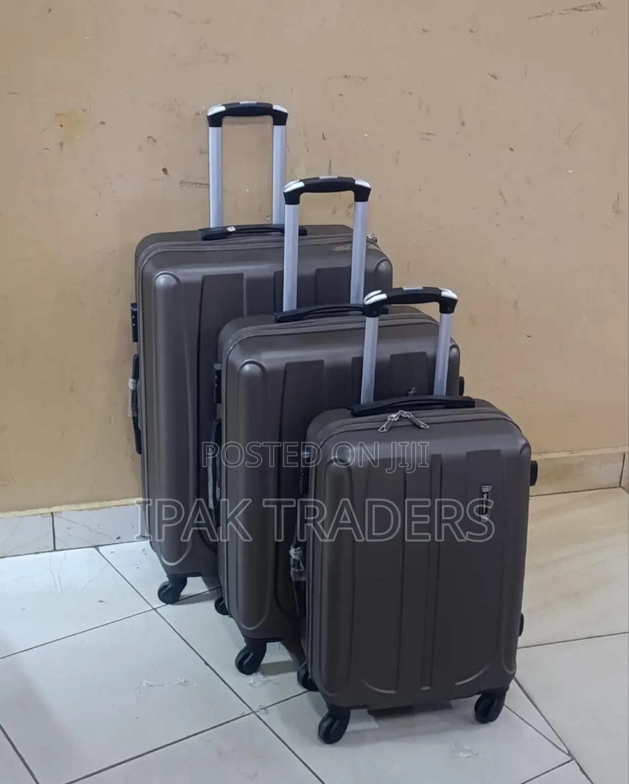*Offer Offer 3 in 1 Luxurious Fibre Suitcase* Zipper Closure