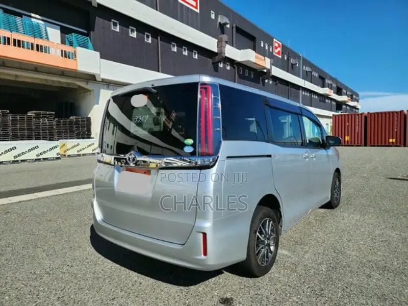 Toyota Noah 2.0 AWD (8 Seater) 2018 Silver