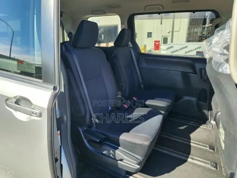 Toyota Noah 2.0 AWD (8 Seater) 2018 Silver