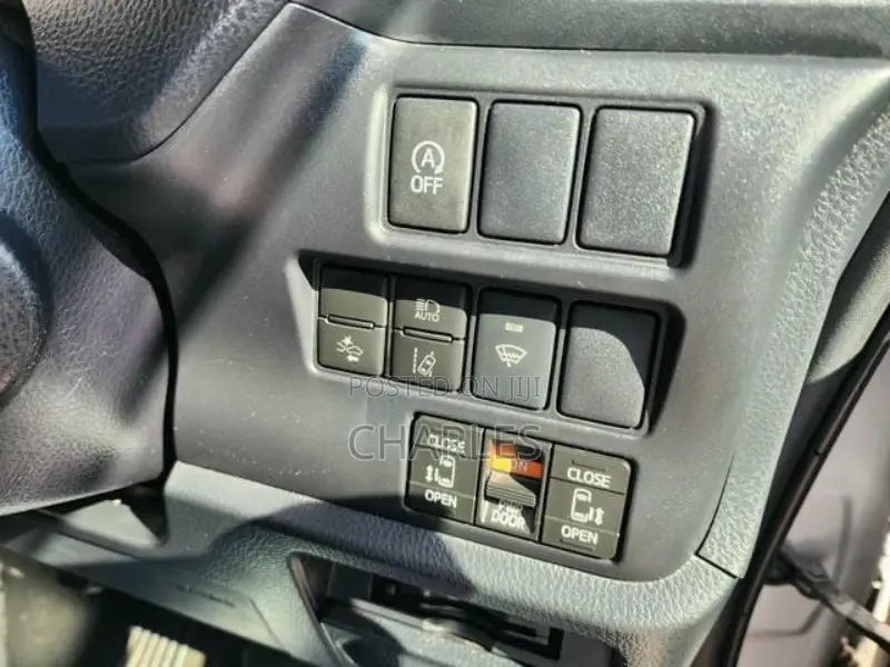 Toyota Noah 2.0 AWD (8 Seater) 2018 Silver
