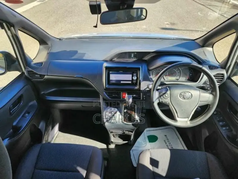 Toyota Noah 2.0 AWD (8 Seater) 2018 Silver